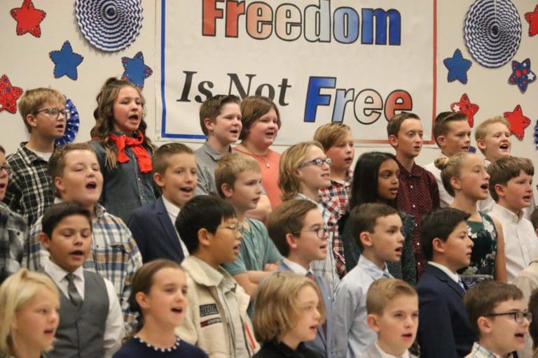 日出 小学五年级学生在爱国节目中唱歌