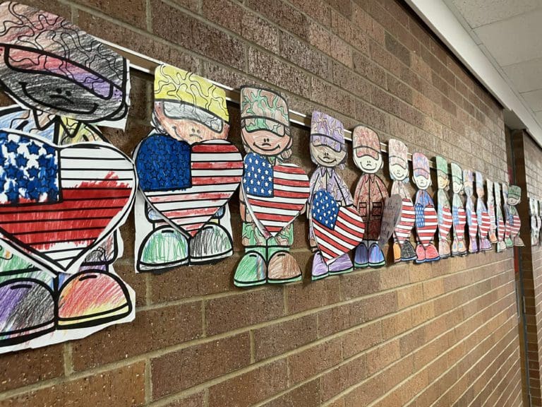 Ridgecrest 学生以他们的艺术向退伍军人致敬